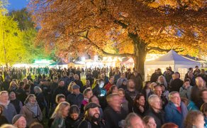 Das Bild zeigt viele Menschen beim Highland Gathering in Peine.