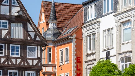 Das Bild zeigt eine historische Häuserzeile am Historischen Marktplatz in Peine. 
