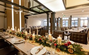 Festlich dekorierter Veranstaltungsraum im Schwan Peine mit langer Tafel, Kerzen und Weihnachtsschmuck – stimmungsvolle Location für Weihnachtsfeiern und Adventsevents in Peine.