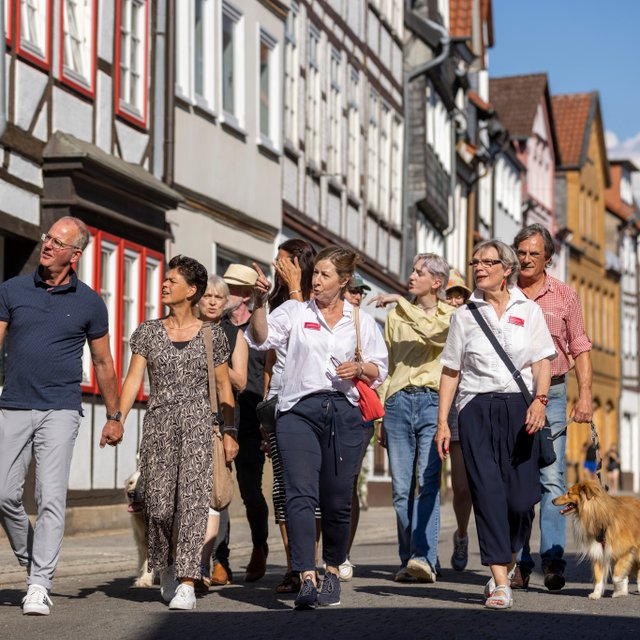 Das Bild zeigt eine Gruppe Menschen bei einer Stadtführung durch den Damm in Peine. 