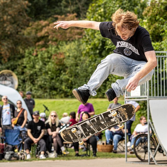 Ein Jugendlicher zeigt beim Ferienprogramm Stadtjugendpflege Peine einen Skateboard-Sprung im Skatepark