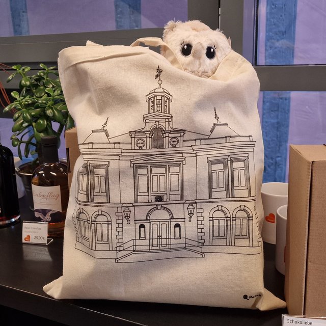 Baumwoll-Tragetasche mit Illustration des Historischen Rathauses Peine als nachhaltiges Souvenir im Peine-Shop präsentiert.