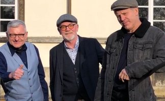 Das Bild zeigt die drei Mitglieder der Musikgruppe Heiden. 