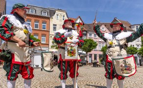 Historische Spielleute in traditionellen Kostümen mit Trommeln beim Peiner Freischießen auf dem Marktplatz.