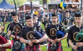 Das Bild zeigt die Pipe and Drum Bands, die am Highland Gathering in Peine teilenehmen und zusammen musizieren. 
