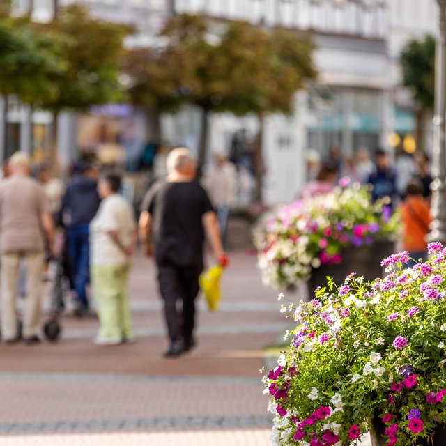 Das Bild zeigt Menschen in den Innenstadt von Peine. 