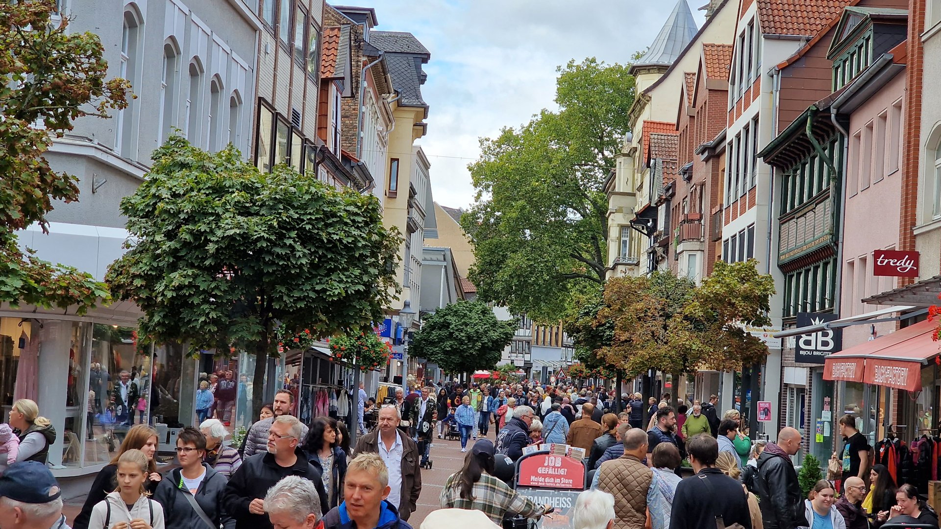 Das Bild zeigt viele Menschen in der Innenstadt von Peine. 