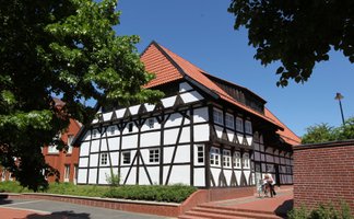 Historisches Fachwerkgebäude der Stadtbücherei Peine, das Schmiedenstedthaus, an einem sonnigen Tag.