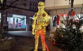 Das Bild zeigt die XXL-Lichtskulptur in Peine, genauer den Ritter. 