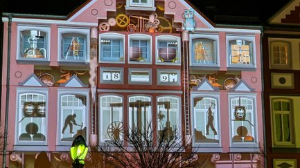 Das Bild zeigt eine Momentaufnahme von einer Videoprojektion auf dem Historischen Marktplatz in Peine. 