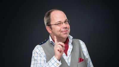 Das Bild zeigt den Künstler Andreas Neumann. 