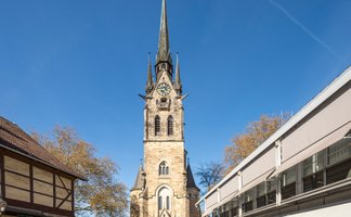 Das Bild zeigt den Turm der St. Jakobi Kirche in Peine. 