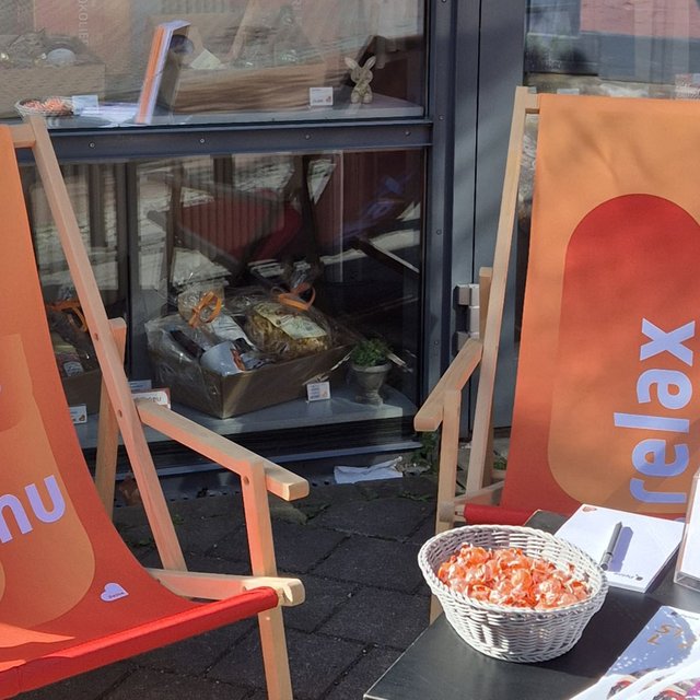 Symbolbild für eine offene Sprechstunde in der Innenstadt von Peine: Sitzgelegenheiten und Informationsmaterial laden Besucher zum Verweilen, Informieren und Mitmachen ein und stehen für Dialog, Ansiedlung und aktive Innenstadtentwicklung.