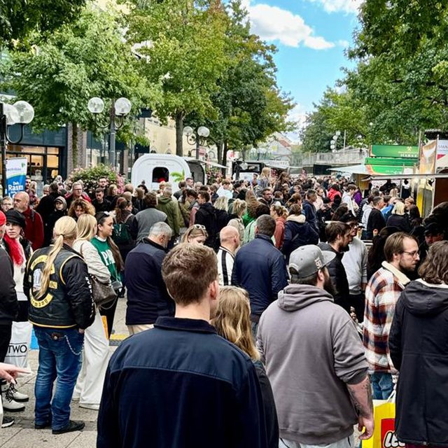 Das Bild zeigt viele Menschen in der Innenstadt von Peine beim Foodtruck Festival.