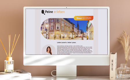 Newsletter „Peine erleben“ auf einem Monitor mit Stadtmotiv aus Peine und Veranstaltungstipps – digitale Informationen zu Events, Ausgehen und Freizeit in Peine.