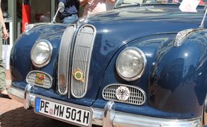 Detailaufnahme eines klassischen Oldtimers beim BraWo Mobility Spring in der Peiner Innenstadt, präsentiert im Rahmen des Mobilitätsevents mit zahlreichen Besucherinnen und Besuchern.