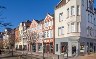 Das Bild zeigt eine Häuserzeile am Historischen Marktplatz in Peine. 