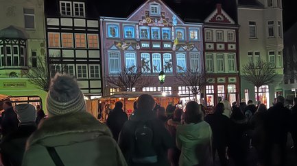 Das Bild zeigt eine Momentaufnahme von einer Videoprojektion auf dem Historischen Marktplatz in Peine. 