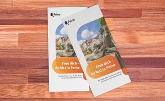 Das Bild zeigt Flyer von Peine auf einem Tisch. 