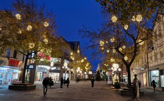 Das Bild zeigt die Südseite der Peiner Innenstadt, die zur Weihnachtszeit viele Leuchtbälle in den Bäumen trägt. 