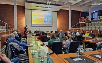 Teilnehmer sitzen in einem Sitzungssaal beim Immobiliendialog Peine 2026 und verfolgen einen Vortrag zur Entwicklung der Peiner Innenstadt.