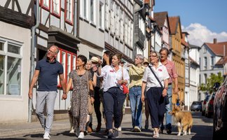 Das Bild zeigt eine Gruppe Menschen bei einer Stadtführung durch den Damm in Peine. 