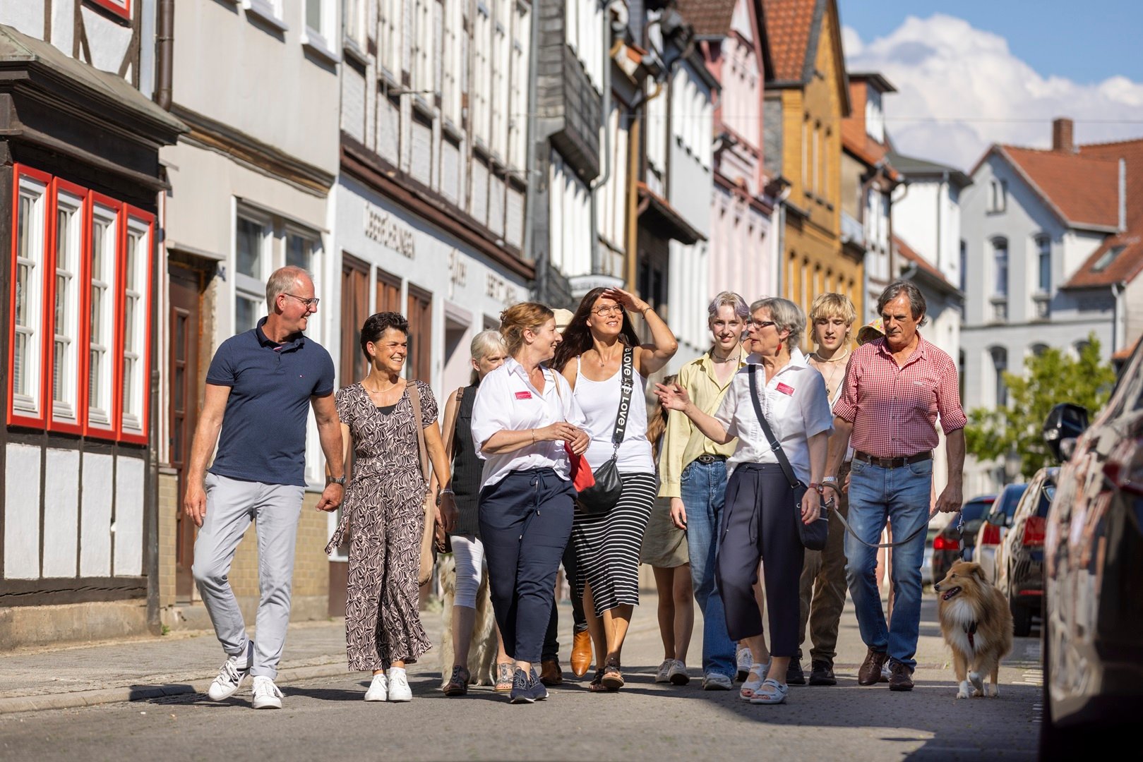 Das Bild zeigt eine Gruppe Menschen, die eine Stadtführung in Peine machen, und sich gerade am Damm befinden. 