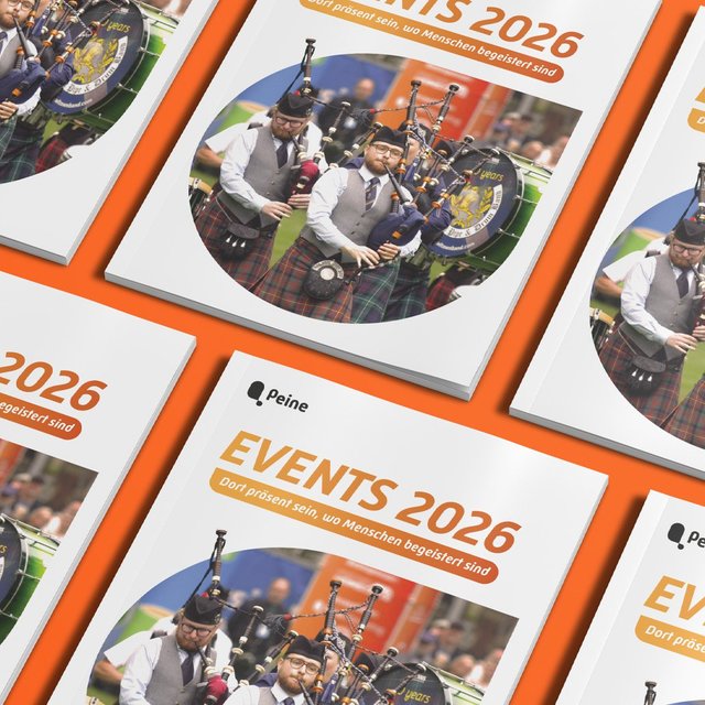 Mehrere Broschüren mit dem Titel „Events 2026“ von Peine liegen auf orangefarbenem Hintergrund. Auf dem Cover ist eine Dudelsack-Band bei einer Veranstaltung zu sehen.