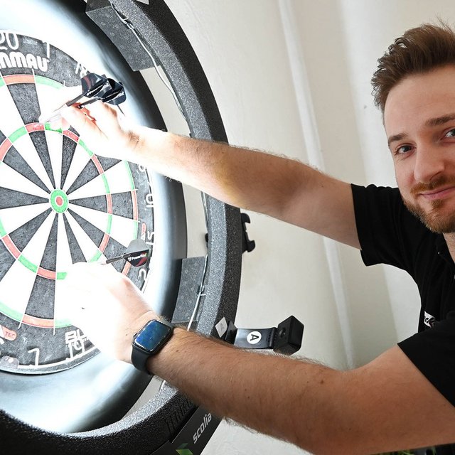 Porträt des Dartspielers Arno Merk aus Peine-Vöhrum am Dartboard, stellvertretend für den Darts-WM-Bezug und einem Interview mit dem Darts-Profi