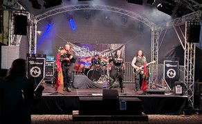 Live-Konzert auf der Winterzauber-Bühne: Besucher feiern gemeinsam Musik und Atmosphäre auf dem Historischen Marktplatz Peine.