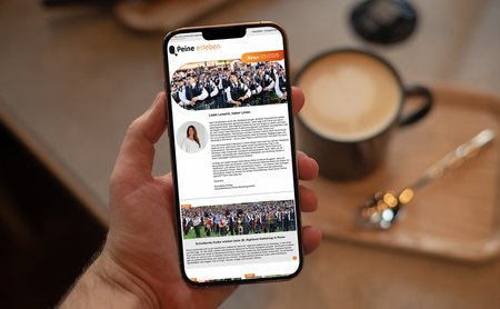 Newsletter „Peine erleben“ auf einem Monitor mit Stadtmotiv aus Peine und Veranstaltungstipps – digitale Informationen zu Events, Ausgehen und Freizeit in Peine.