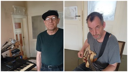 Zweiteilige Bildcollage der Band Holzblume: Links steht ein Musiker mit schwarzer Mütze neben Keyboard und Mikrofon in einem Innenraum, rechts sitzt ein weiterer Musiker mit Gitarre und blickt in die Kamera. Beide befinden sich in einem hellen Raum mit Türen und klassischer Einrichtung im Hintergrund.