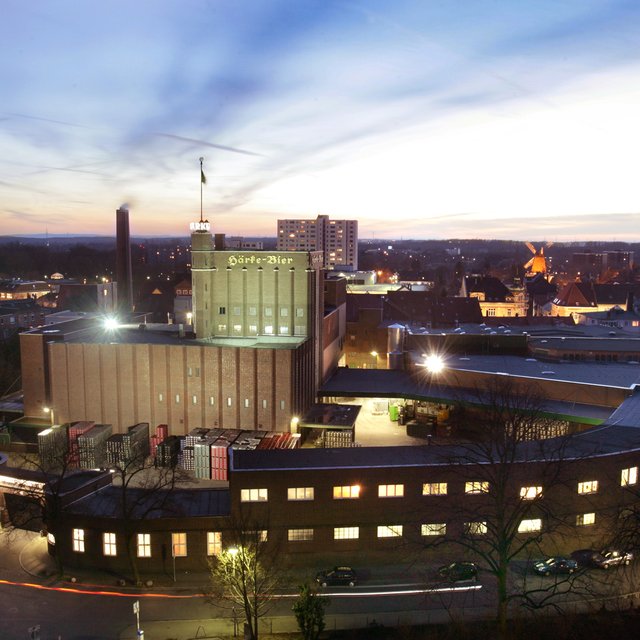 Das Bild zeigt eine Nachtaufnahme der Braumanufaktur Peine. 