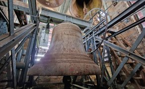 Die Glocken der St.-Jakobi-Kirche Peine hängen in einem Glockenstuhl zwischen Stahlträgern.