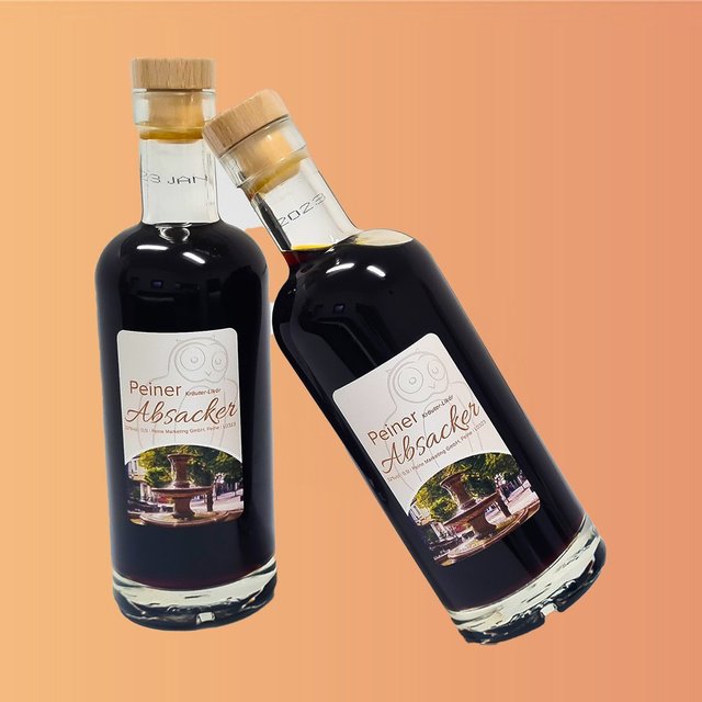 Zwei Flaschen der regionalen Spezialität Peiner Absacker als Teil der Peiner Köstlichkeiten, präsentiert vor neutralem Hintergrund. Das Produkt steht für lokale Kulinarik aus Peine und ergänzt das Angebot regionaler Genussprodukte.