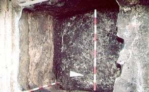 Fundstücke aus vergangenen Zeiten im historischen Schwan Peine zeigen ausgewählte Objekte und Materialien, die Einblicke in die Nutzungsgeschichte des Gebäudes und den Alltag früherer Epochen geben. Die Exponate dokumentieren bauliche Entwicklungen, frühere Funktionen sowie kulturelle und gesellschaftliche Aspekte des Ortes.