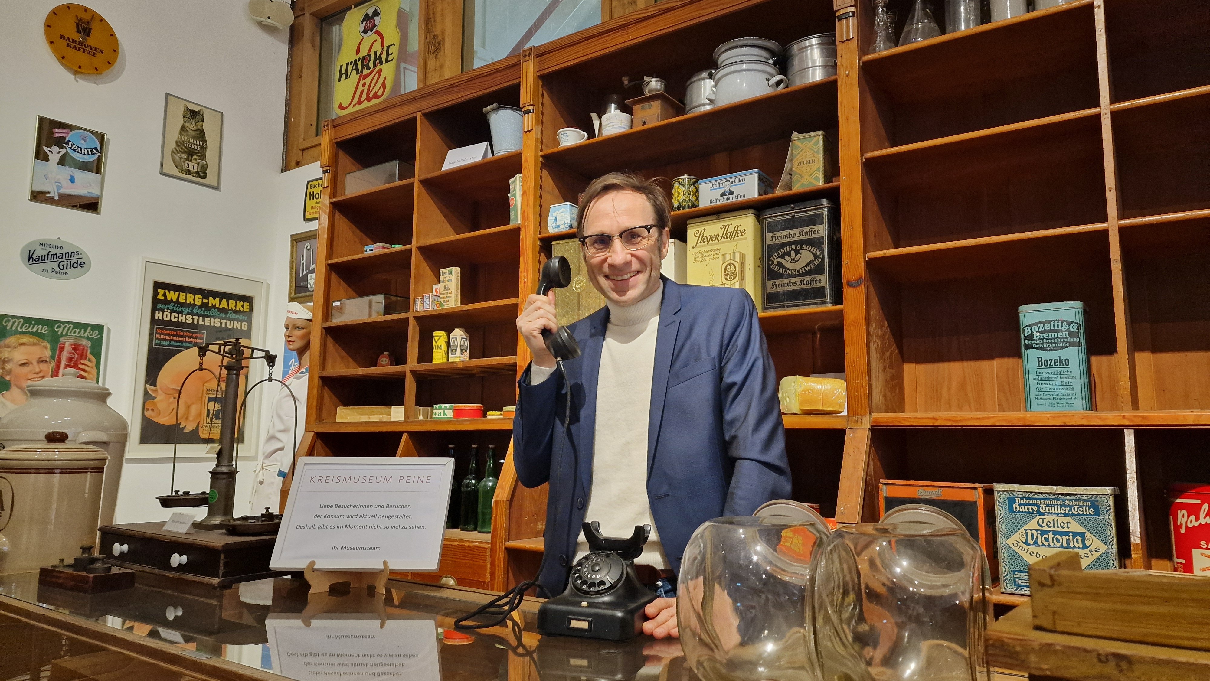Kurator Marcus Peter vom Kreismuseum Peine: Über das Telefon sollen Besucher Informationen zu Ausstellungsstücken abrufen können..