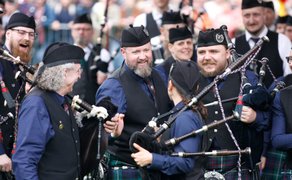 Gruppe von Dudelsackspielern in Kilts bei der Siegerehrung im Peiner Stadtpark