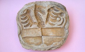 Tonrelief mit stilisiertem Adler.