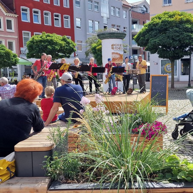 Open-Stage-Konzert auf dem Marktplatz in Peine: Eine Live-Band spielt vor Publikum, während Familien, Passantinnen und Passanten die sommerliche Atmosphäre in der Innenstadt genießen.