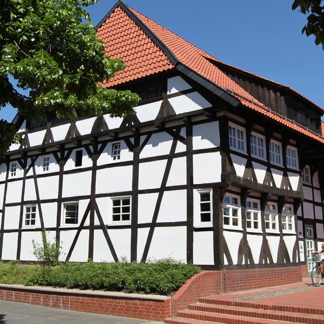 Das Bild zeigt eine Außenaufnahme vom Schmedenstedthaus in Peine, in dem sich die Stadtbücherei befindet. 