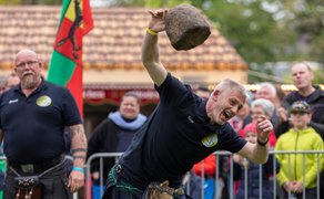 Das Bild zeigt einen Mann, der einen Stein beim Highland Gathering in Peine wirft. 