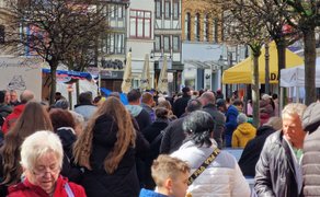 Großer Besucherandrang beim BraWo Mobility Spring in der Peiner Innenstadt mit Marktständen, Zelten und dichtem Publikum.