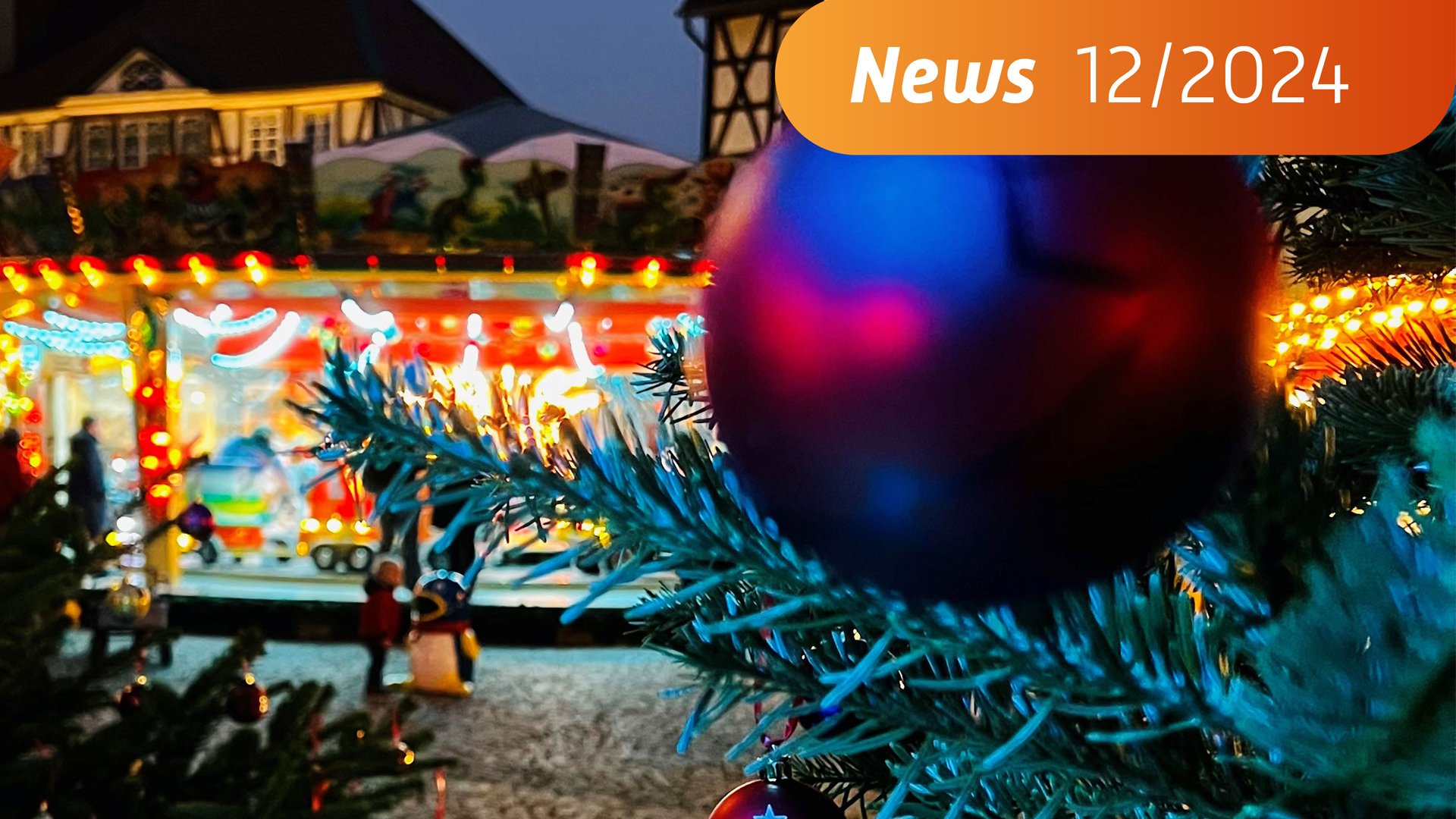 Das Bild zeigt das beleuchtete Kinderkarussel auf dem Weihnachtsmarkt in Peine. 