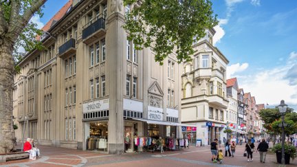 Belebte Einkaufsstraße in der Peiner Innenstadt mit historischen Gebäuden, Einzelhandel, Passanten und urbanem Stadtleben bei Tageslicht