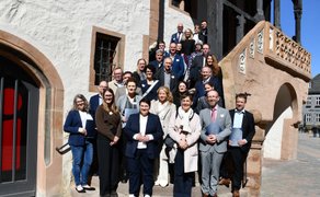 Gruppenfoto von Vertreterinnen und Vertretern niedersächsischer Kommunen vor historischem Gebäude bei der Übergabe der Förderbescheide des Programms „Zukunftsräume Niedersachsen“.