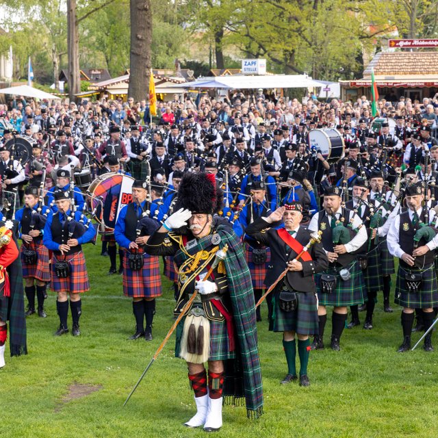 Das Bild zeigt die Pipe and Drum Bands, die am Highland Gathering in Peine teilenehmen und zusammen musizieren. 