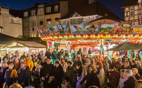 Das Bild zeigt sehr viele Menschen, die zur Eröffnung der Weihnachtsstadt Peine auf den Historischen Marktplatz gekommen sind. 
