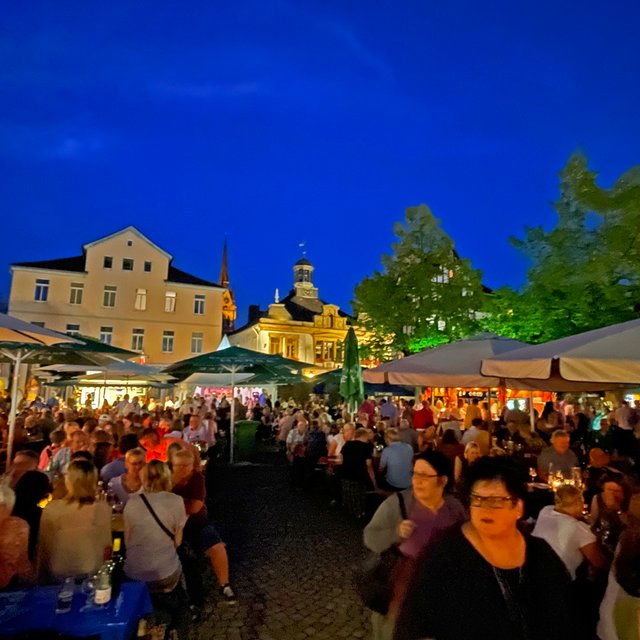 Das Bild zeigt viele Besucher auf dem Historischen Marktplatz in Peine zum Weinfest. 