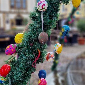 Das Bild zeigt einige Ostereier am Osterbrunnen auf dem Historischen Marktplatz in Peine. 